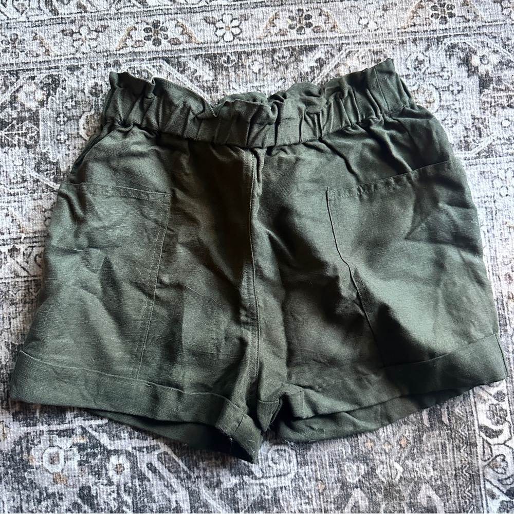 Aritzia green cargo shorts
